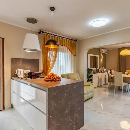 דירה Three-bedroom In