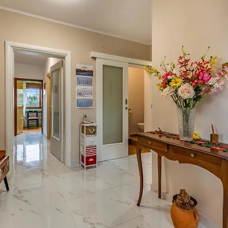 דירה Three-bedroom In וודניאן