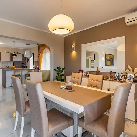 Three-bedroom In Vodnjan Mednjan