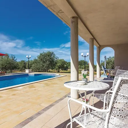 Three-bedroom In Vodnjan *