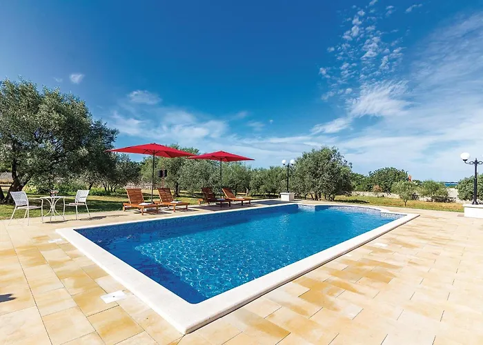 Three-bedroom In דירה