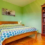 Three-bedroom In 公寓 *