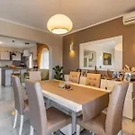 Three-bedroom In 沃德年