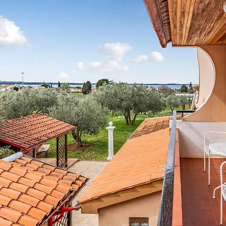 Three-bedroom In Vodnjan Apartment *
