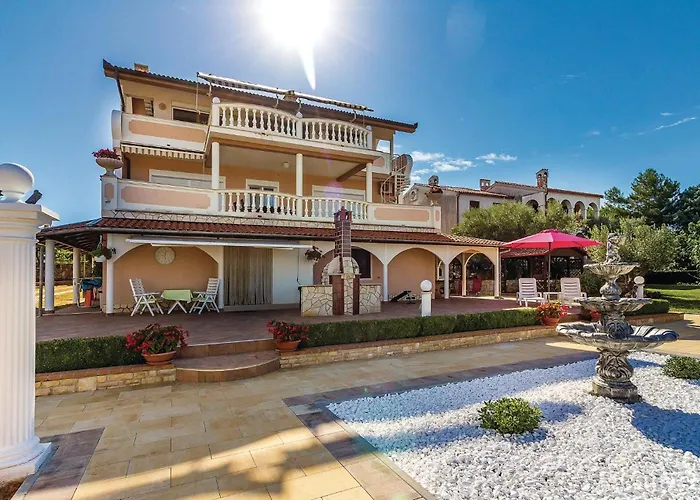 דירה Three-bedroom In