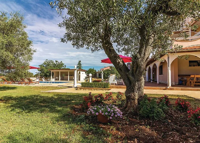 Three-bedroom In דירה